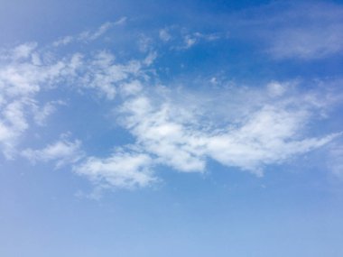 Güzel mavi gökyüzü, arka planda bulutlu bulutlu bulutlu hava bulutlu mavi gökyüzü, bulutlu ve güneşli.