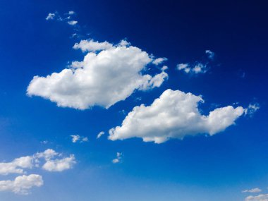 Güzel mavi gökyüzü, arka planda bulutlu bulutlu bulutlu hava bulutlu mavi gökyüzü, bulutlu ve güneşli.