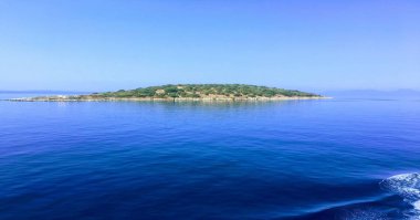 bir Akdeniz Adası. Adriyatik Denizi, bulutlu gökyüzü güzel ada