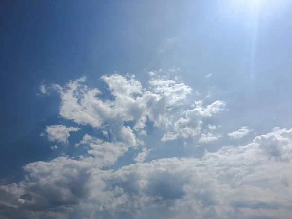 Schöner blauer Himmel mit Wolken hintergrund.Himmel Wolken Himmel mit Wolken Wetter Natur Wolkenblau.Blauer Himmel mit Wolken und Sonne — Stockfoto