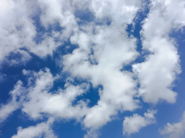 Schöner blauer Himmel mit Wolken hintergrund.Himmel Wolken Himmel mit Wolken Wetter Natur Wolkenblau.Blauer Himmel mit Wolken und Sonne — Stockfoto