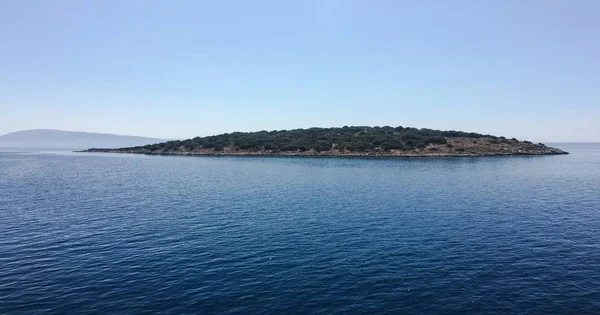 Bir Akdeniz Adası. Adriyatik Denizi, bulutlu gökyüzü güzel ada — Stok fotoğraf