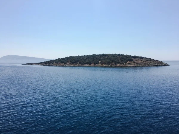 bir Akdeniz Adası. Adriyatik Denizi, bulutlu gökyüzü güzel ada