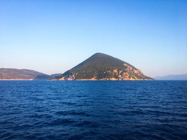 Ilha mediterrânea. Bela ilha no mar Adriático, céu nublado — Fotografia de Stock