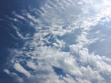 Güzel mavi gökyüzü, arka planda bulutlu bulutlu bulutlu hava bulutlu mavi gökyüzü, bulutlu ve güneşli.