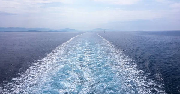 Textura del agua en la costa mediterránea del mar. Antecedentes de superficie de agua de mar acuática. Textura de la orilla del mar. El mar Adriático . — Foto de Stock