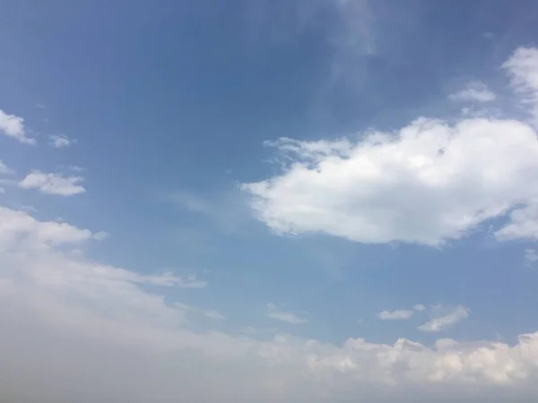 Langit biru yang indah dengan awan background.Sky clouds.Sky dengan awan cuaca alam blue.Blue langit dengan awan dan matahari — Stok Foto