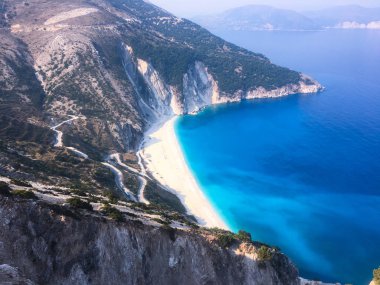 Myrtos beach, Kefalonia Island, Yunanistan. Mirtos Körfezi ve plaj Kefalonia adada güzel manzara
