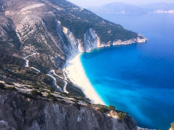 Myrtos beach, Kefalonia island, Görögország. Gyönyörű kilátás nyílik a kitüntetett Mírtos öböl és strand-Kefalonia szigetén — Stock Fotó