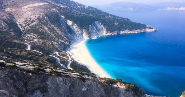 Myrtos beach, Kefalonia island, Görögország. Gyönyörű kilátás nyílik a kitüntetett Mírtos öböl és strand-Kefalonia szigetén — Stock Fotó