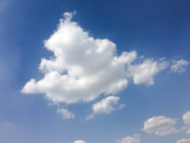 Bulutlarla kaplı güzel mavi bir gökyüzü. Gökyüzü bulutları. Bulutlu gökyüzü doğa mavi bulutlar. Bulutlu ve güneşli mavi gökyüzü