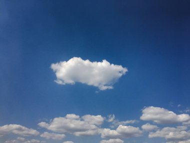 Bulutlarla kaplı güzel mavi bir gökyüzü. Gökyüzü bulutları. Bulutlu gökyüzü doğa mavi bulutlar. Bulutlu ve güneşli mavi gökyüzü