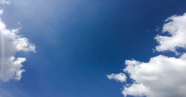 Bulutlarla kaplı güzel mavi bir gökyüzü. Gökyüzü bulutları. Bulutlu gökyüzü doğa mavi bulutlar. Bulutlu ve güneşli mavi gökyüzü
