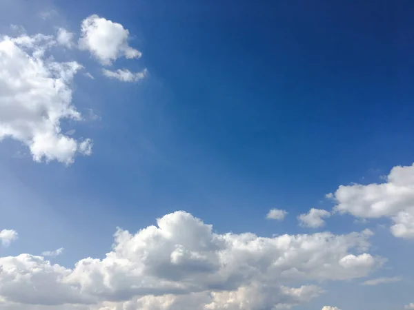 Bulutlarla kaplı güzel mavi bir gökyüzü. Gökyüzü bulutları. Bulutlu gökyüzü doğa mavi bulutlar. Bulutlu ve güneşli mavi gökyüzü — Stok fotoğraf