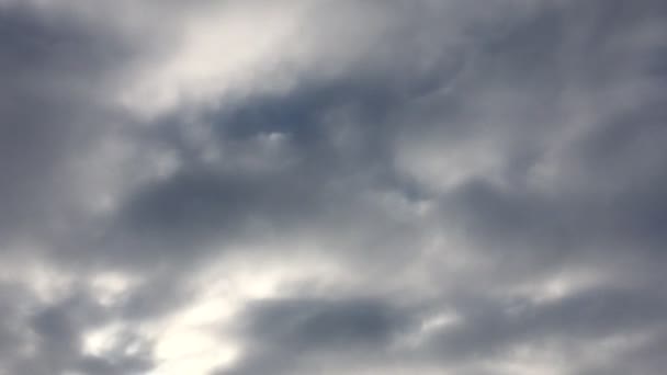 Awan putih menghilang di bawah terik matahari di langit biru. Awan gerak time-lapse berlatar langit biru . — Stok Video
