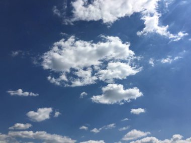 Güzel mavi gökyüzü, arka planda bulutlu bulutlu bulutlu hava bulutlu mavi gökyüzü, bulutlu ve güneşli.