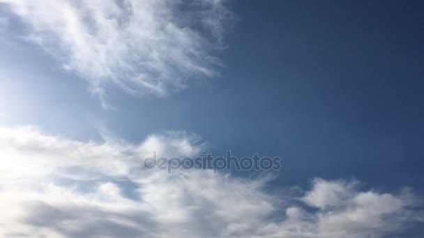 白云在蔚蓝的天空消失在烈日下。时移运动云朵蓝色天空背景. — 图库视频影像