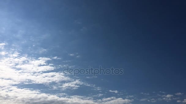 白い雲は、青い空に熱い太陽の下で消えます。コマ撮り動雲青い空を背景. — ストック動画