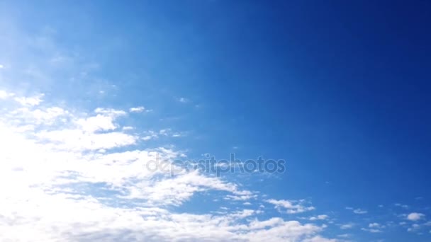 白い雲は、青い空に熱い太陽の下で消えます。コマ撮り動雲青い空を背景. — ストック動画