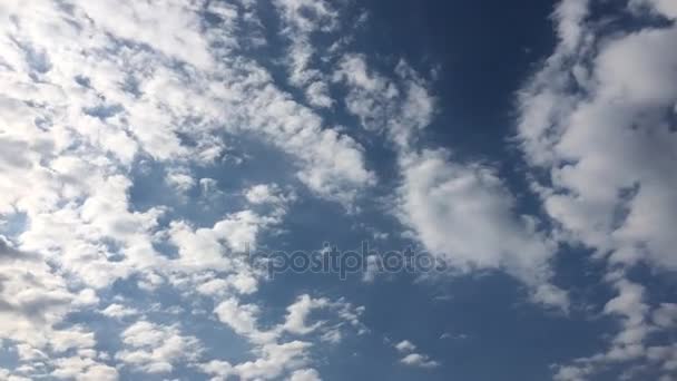 Nubes blancas desaparecen en el sol caliente en el cielo azul. Tiempo-lapso movimiento nubes azul cielo fondo . — Vídeos de Stock