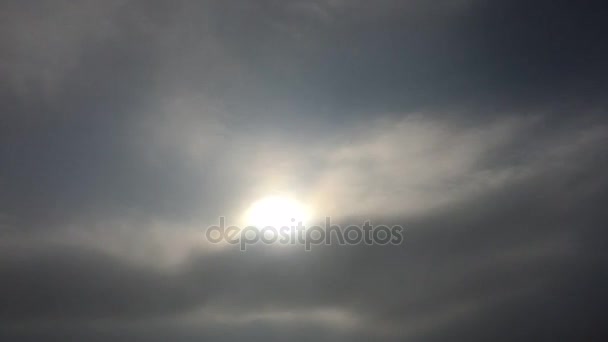 白い雲は、青い空に熱い太陽の下で消えます。コマ撮り動雲青い空を背景. — ストック動画