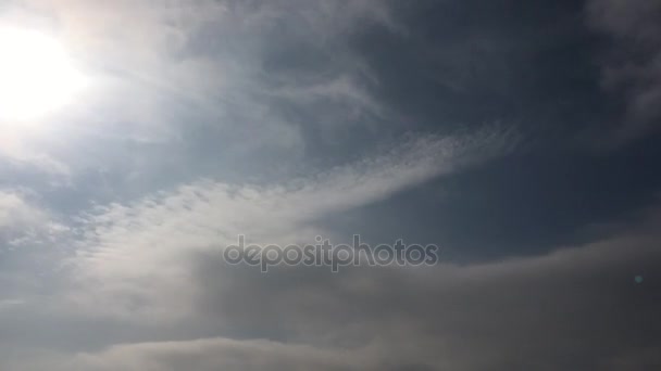 Awan putih menghilang di bawah terik matahari di langit biru. Awan gerak time-lapse berlatar langit biru . — Stok Video
