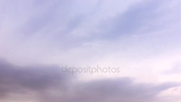 Nuvens brancas desaparecem no sol quente no céu azul. Tempo-lapso movimento nuvens azul céu fundo . — Vídeo de Stock