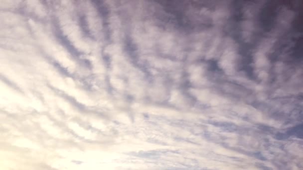 Piękne błękitne niebo z chmurami tła.niebo zachmurzenia.niebo z chmurami Pogoda natura chmura niebieska.Błękitne niebo z chmurami i słońcem — Wideo stockowe