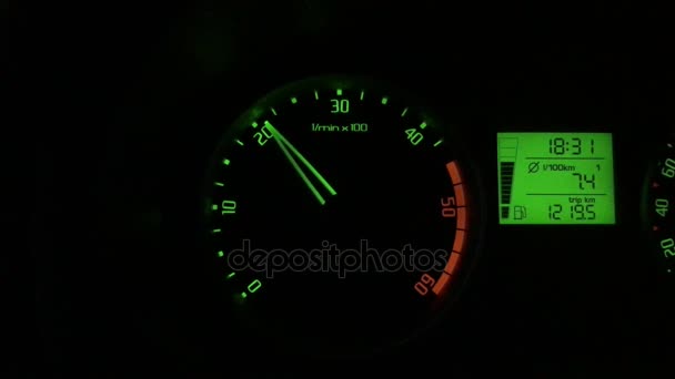 Hoge snelheid noodgevallen lichten. Snelheidsmeter, toerenteller sportwagen. Cyclometer is. Auto instrumentenpaneel, rpm en hoge snelheid versnelling. Snelheidsmeter, cyclometer, toerenteller sportwagen. 4k — Stockvideo