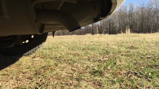 Contaminación de los gases de escape de los automóviles. Gases de escape del silenciador del coche. El aire está contaminado con humo tóxico de un viejo motor de coche. La tubería es la forma de evecuación de los gases de combustión de combustible — Vídeo de stock