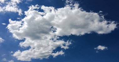 Arkaplanı bulutlu güzel mavi gökyüzü. Bulutlu bulutlar. Hava bulutlu doğa mavi.