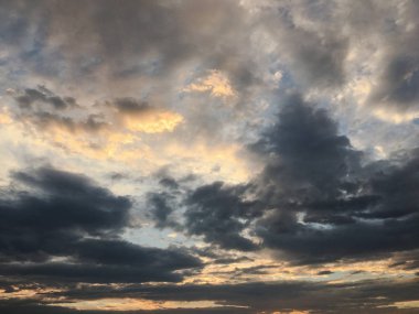 Karanlık ve Dramatik Fırtına Bulutlarında Işık.