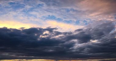 Karanlık ve Dramatik Fırtına Bulutlarında Işık.