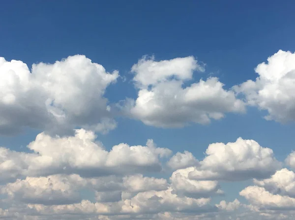 Céu azul bonito com nuvens fundo Céu clouds.Sky com nuvens tempo natureza nuvem azul — Fotografia de Stock