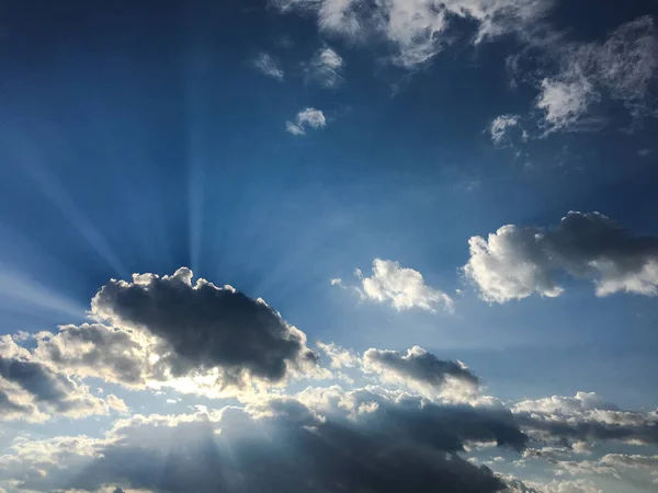 雲の背景を持つ美しい青空空雲のある空自然雲のある空青 — ストック写真