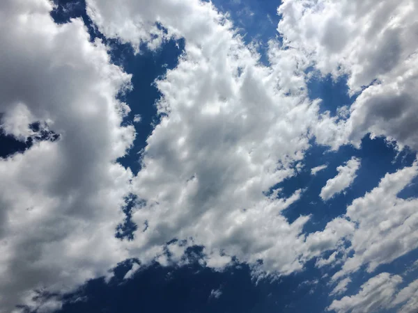 Hermoso cielo azul con nubes background.Sky nubes clouds.Sky con nubes tiempo naturaleza nube azul —  Fotos de Stock