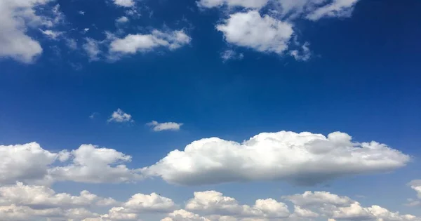구름 이 배경을 이루는 아름다운 푸른 하늘 . 하늘 구름 자연 구름푸른 하늘 — 스톡 사진