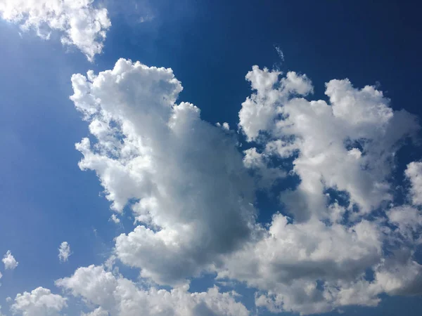 雲の背景を持つ美しい青空空雲のある空自然雲のある空青 — ストック写真