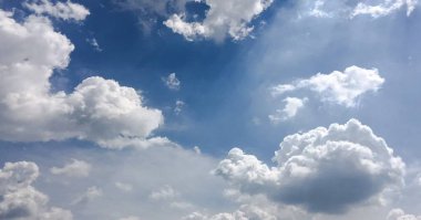 Güzel mavi gökyüzü, arka planda bulutlu bulutlu bulutlu hava bulutlu mavi gökyüzü, bulutlu ve güneşli..