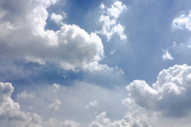 Güzel mavi gökyüzü, arka planda bulutlu bulutlu bulutlu hava bulutlu mavi gökyüzü, bulutlu ve güneşli..