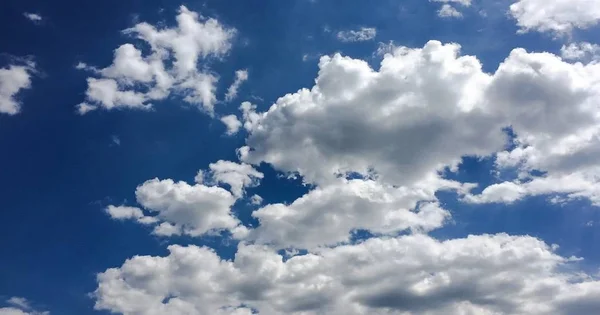 雲を背景にした美しい青空空雲を背景にした空雲を背景にした青空雲と太陽を背景にした青い空. — ストック写真