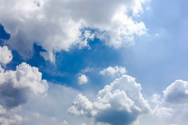 Güzel mavi gökyüzü, arka planda bulutlu bulutlu bulutlu hava bulutlu mavi gökyüzü, bulutlu ve güneşli.. — Stok fotoğraf