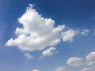 Arkaplanı bulutlu güzel mavi gökyüzü. Bulutlu bulutlar. Hava bulutlu doğa mavi..