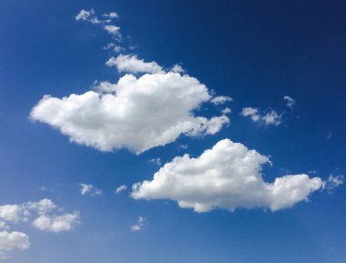 Arkaplanı bulutlu güzel mavi gökyüzü. Bulutlu bulutlar. Hava bulutlu doğa mavi..