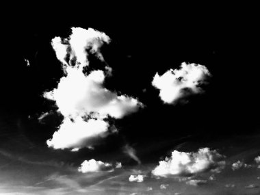 İzole beyaz bulutlar gökyüzü siyah arka plan üzerinde.