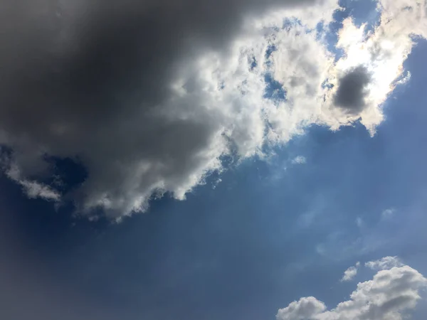 Céu azul bonito com nuvens fundo Céu clouds.Sky com nuvens tempo natureza nuvem azul. — Fotografia de Stock