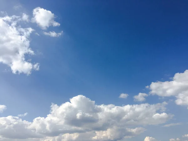 Arkaplanı bulutlu güzel mavi gökyüzü. Bulutlu bulutlar. Hava bulutlu doğa mavi.. — Stok fotoğraf