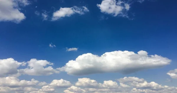 Mooie blauwe lucht met wolken achtergrond.Hemelwolken.Hemel met wolken weer natuur wolk blauw. — Stockfoto