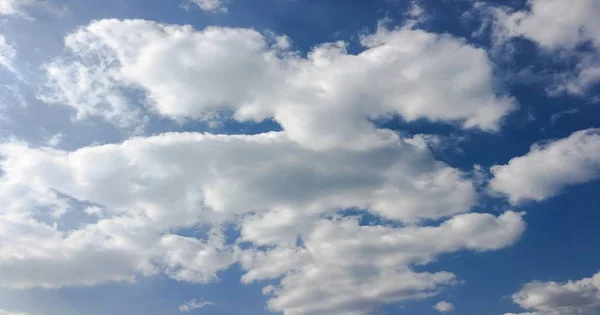 구름 이 배경을 이루는 아름다운 푸른 하늘 . 하늘 구름 자연 구름푸른 하늘. — 스톡 사진