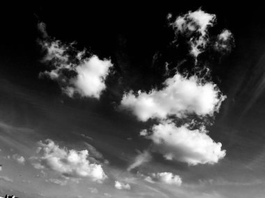 İzole beyaz bulutlar gökyüzü siyah arka plan üzerinde. Bulutlar. Siyah gökyüzü.